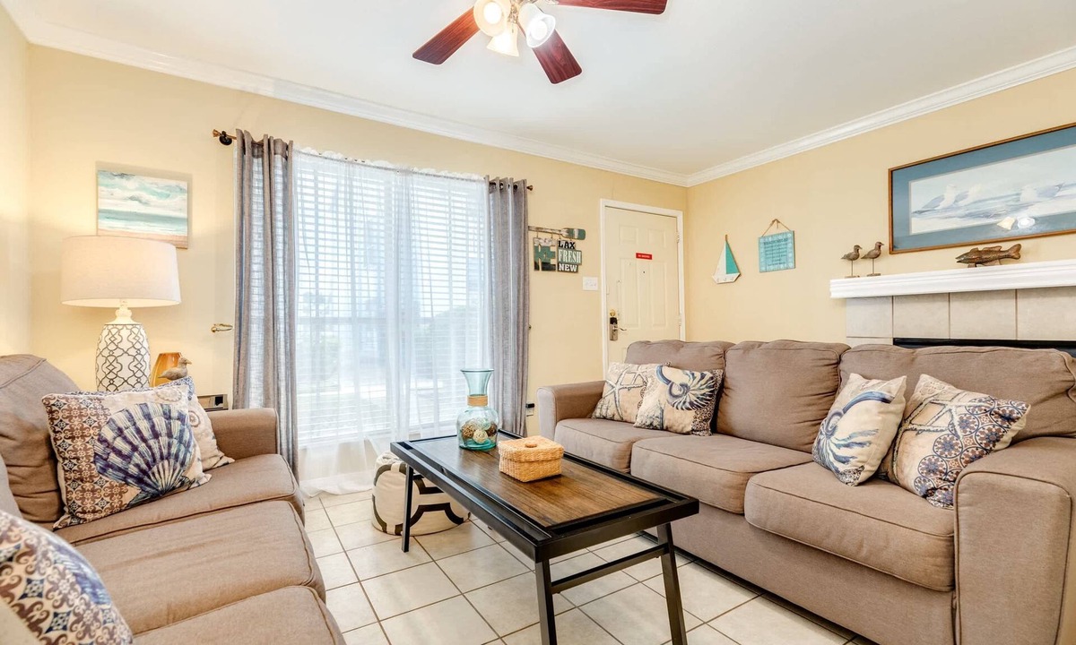 Galveston Condo | Sandpiper Stay - Pool, Near Beach & Seawall!