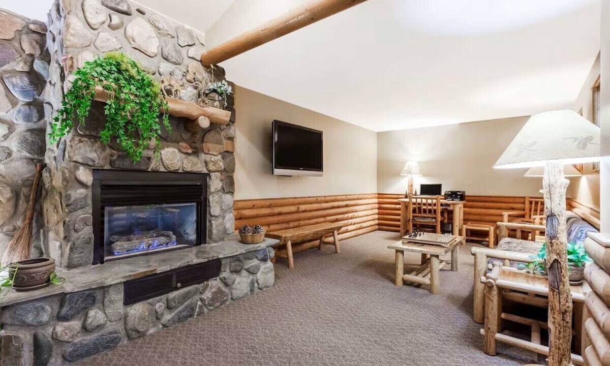 Ponderay Hotel | Sandpoint Inn