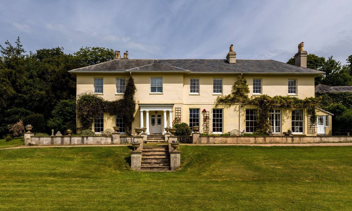 Totnes House | SANDWELL MANOR, pet friendly, character holiday cottage in Totnes