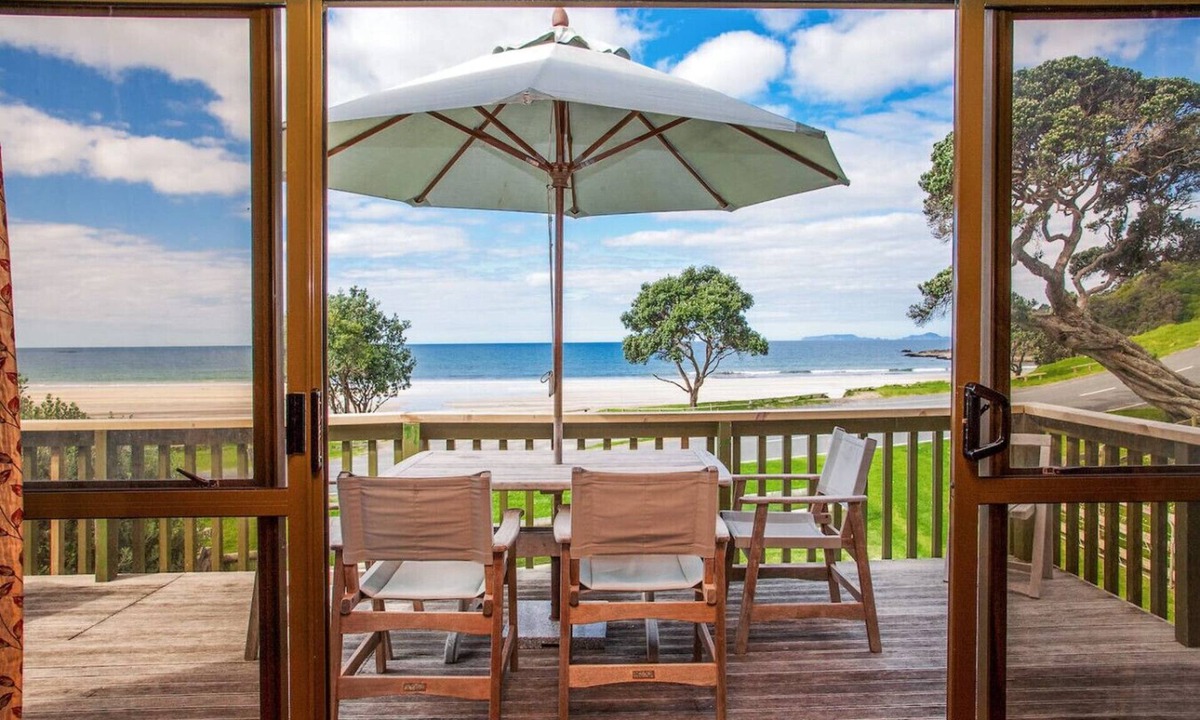Matapouri House | Sandy Bay Beachfront - Holiday Home