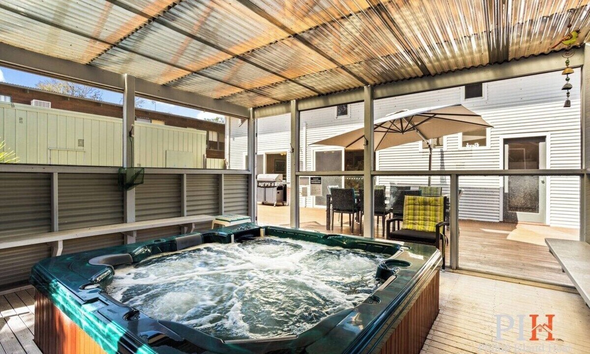 Silverleaves House | Sandy Bay Getaway w Spa 4 Bdr