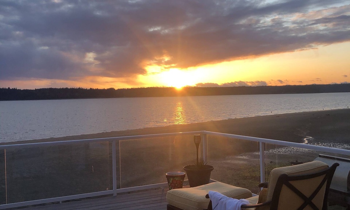 Lakebay Cottage | Sandy Beach Front Cottage with great Sunsets