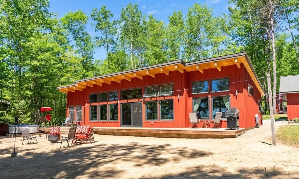 Westmeath Cottage | Sandy beach house property in Ottawa Valley