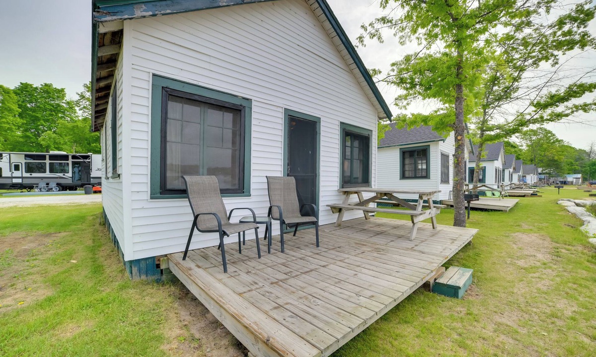 Cedarville Cabin | Sandy Beach & Sunset Views: Lakefront Escape!