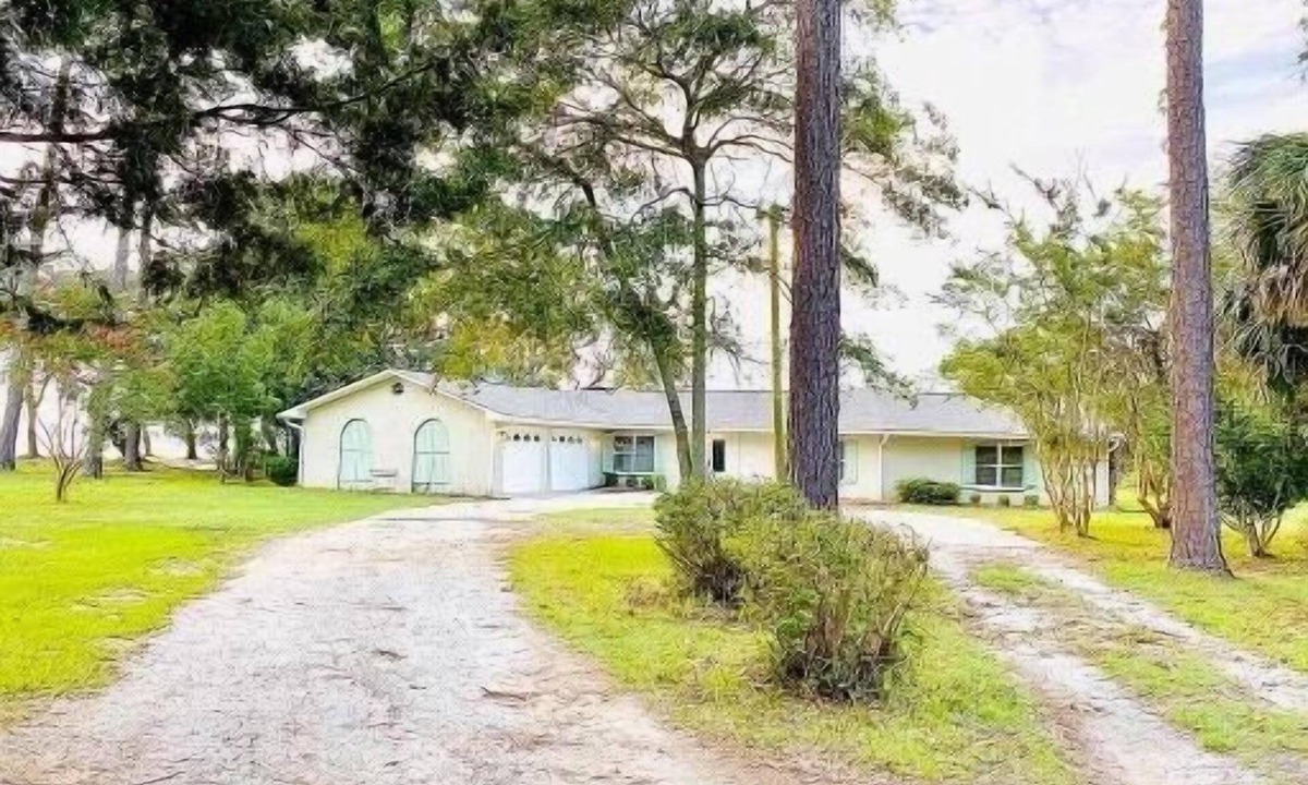 Florida Panhandle House | Sandy beachfront home on Perdido Bay