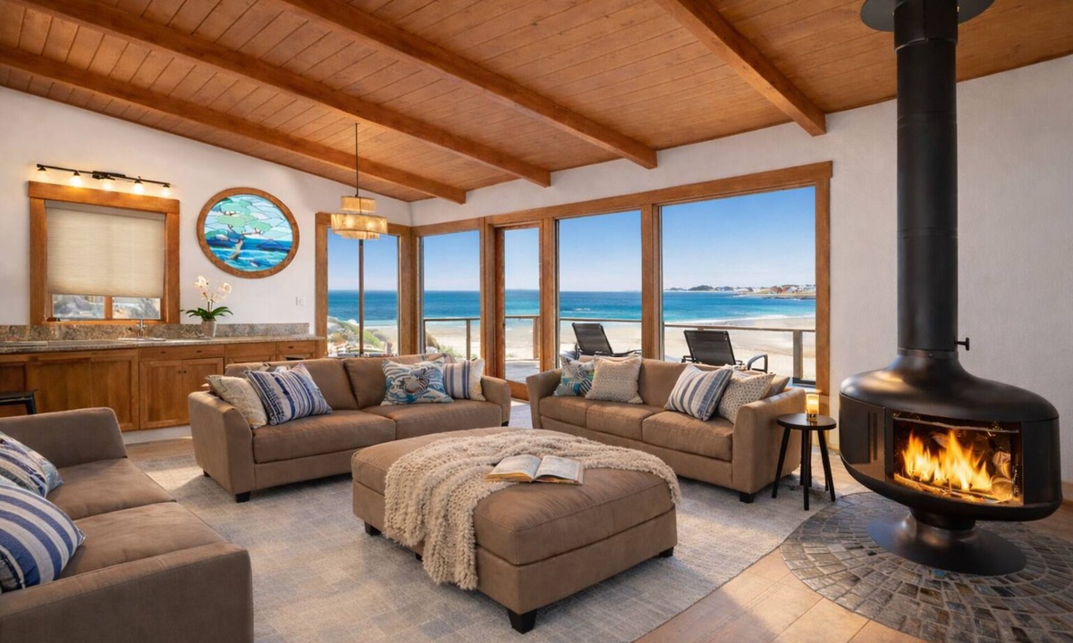 Opal Cliffs House | Sandy BEACHFRONT Surfside - at Corcoran Beach, Newly Remodeled w/HOT TUB!