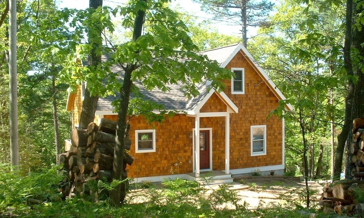 Lake Township House | SANDY FRONTAGE! Kayaks! POOL TABLE! Paddle Boards!