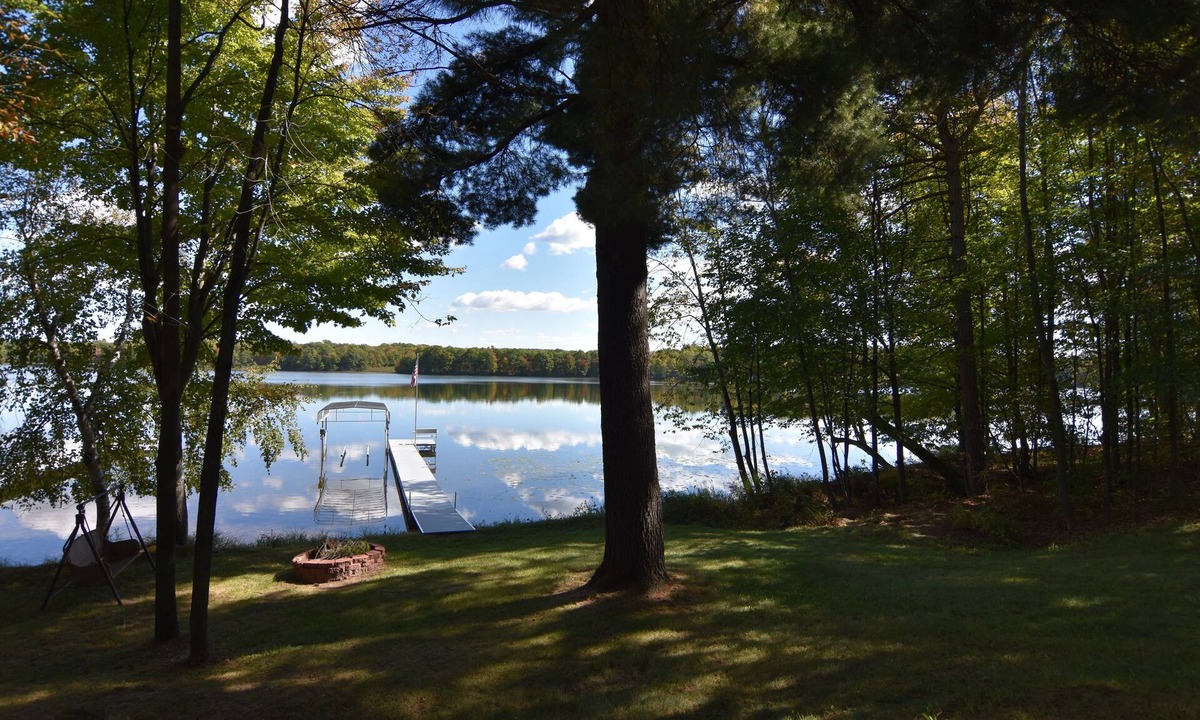 New Auburn Cabin | Sandy Frontage on Sand Lake