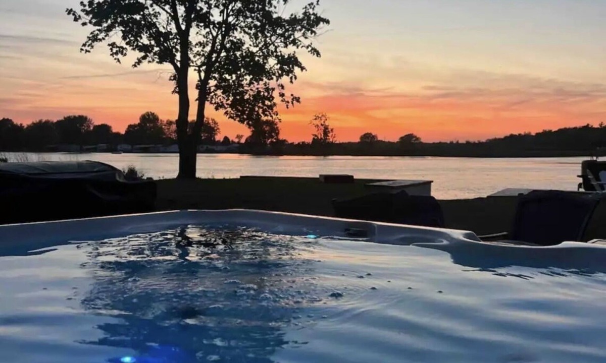 Sandy Creek Cottage | Sandy Pond Waterfront W/Hot Tub, on Golf Course!