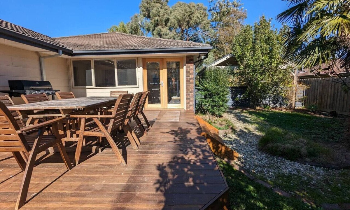 Healesville House | Sandy`s Retreat- wineries, sanctuary, pets,main st