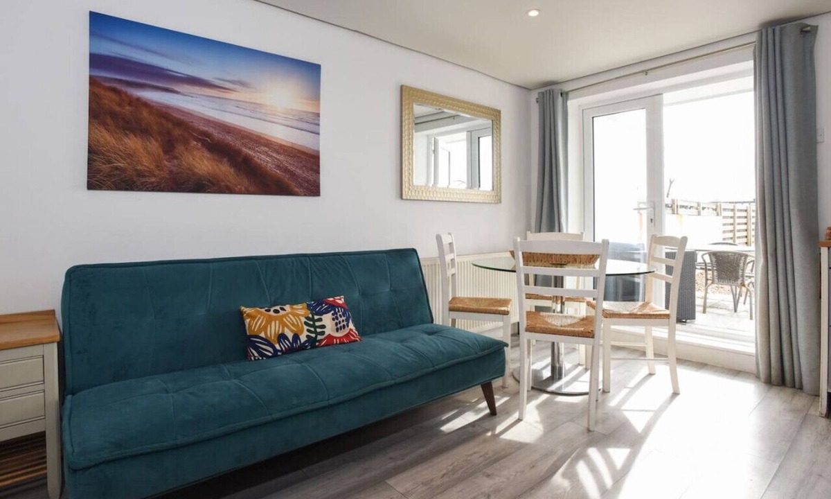 South Hayling Apartment | Sandy Shores | Beachfront Apartment | Sleeps 3