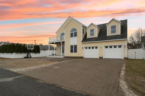 Seabrook House | Sandy Toes Ocean Views Steps to Beach Deck