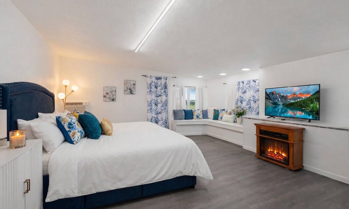 Lake Mary House | Sanford's Sunset - Sleeps 10 | Pets | Near Disney