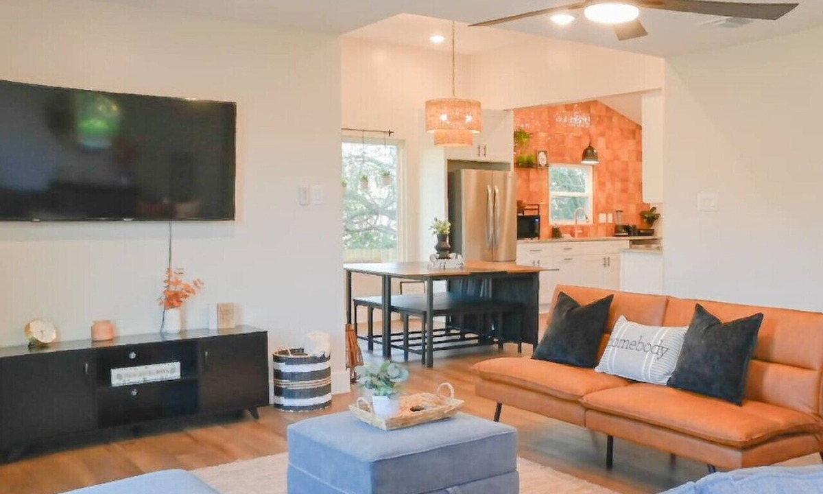 Rio Vista House | SanMarcos River Retreat|Modern|Spacious|Sleeps 12!