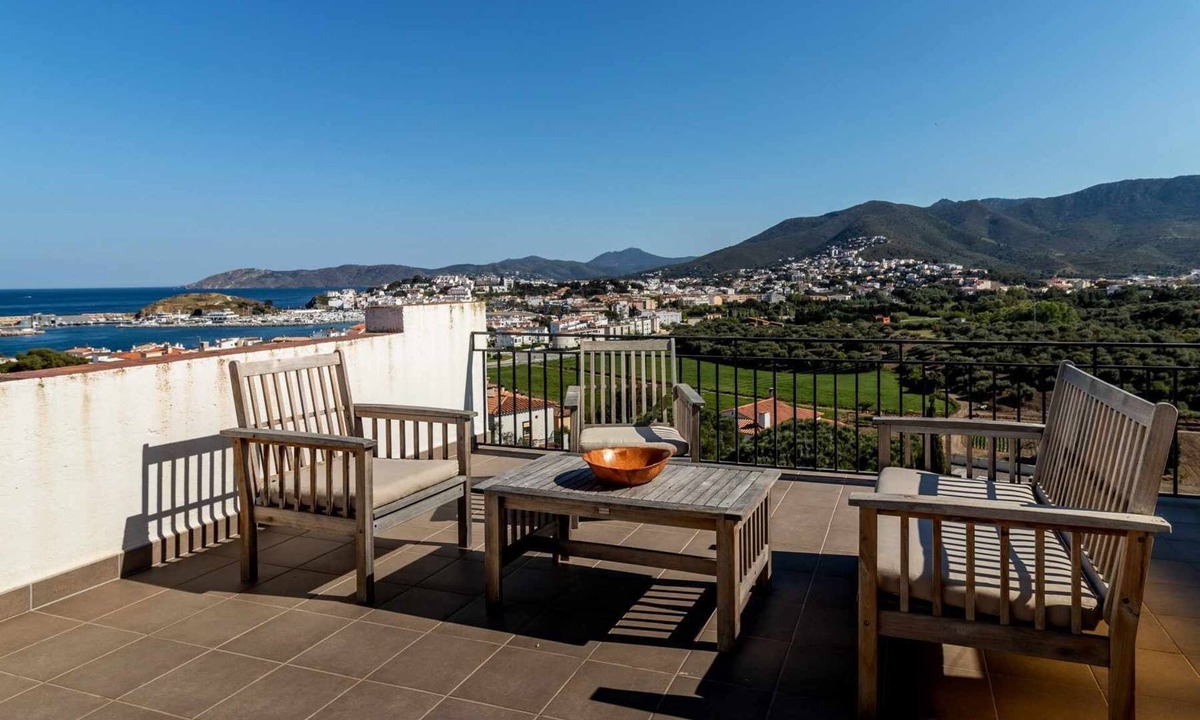 Llanca Apartment | Sant Genís 19 - top-floor apartment with terrace