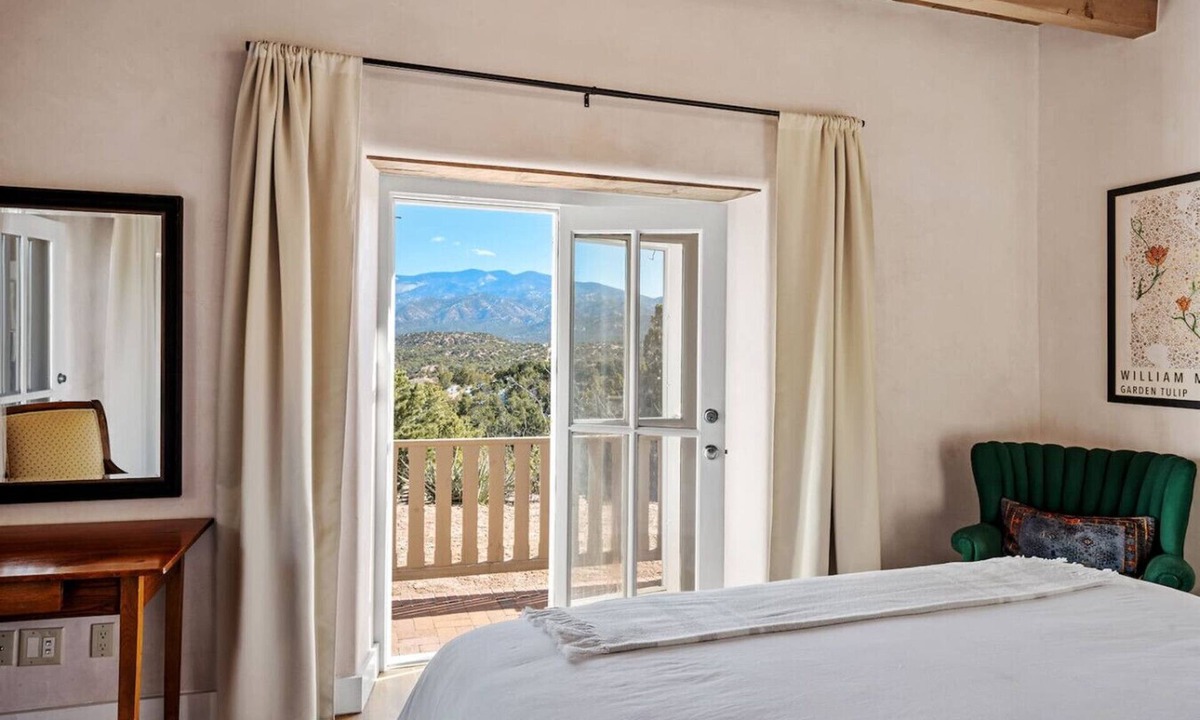 Tesuque Hills House | Santa Fe Santuario- Perfect Views, Kiva Fireplace