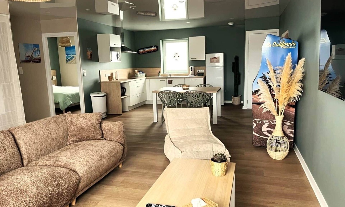Neuf-Mesnil Apartment | Santa Monica - Suite in residence with swimming pool