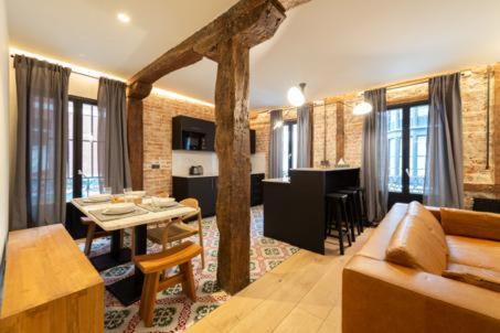 Bilbao la Vieja Apartment | Santiago AC by Staynnapartments