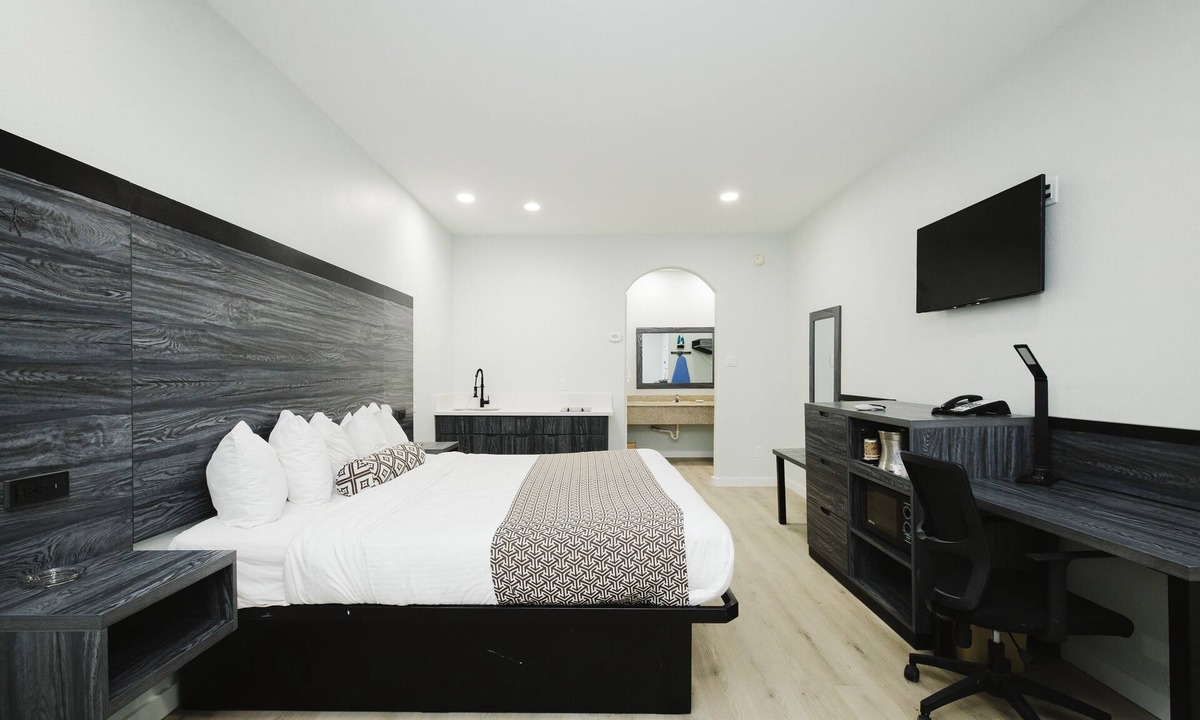 Deer Park Hotel | Sapphire Inn and Suites