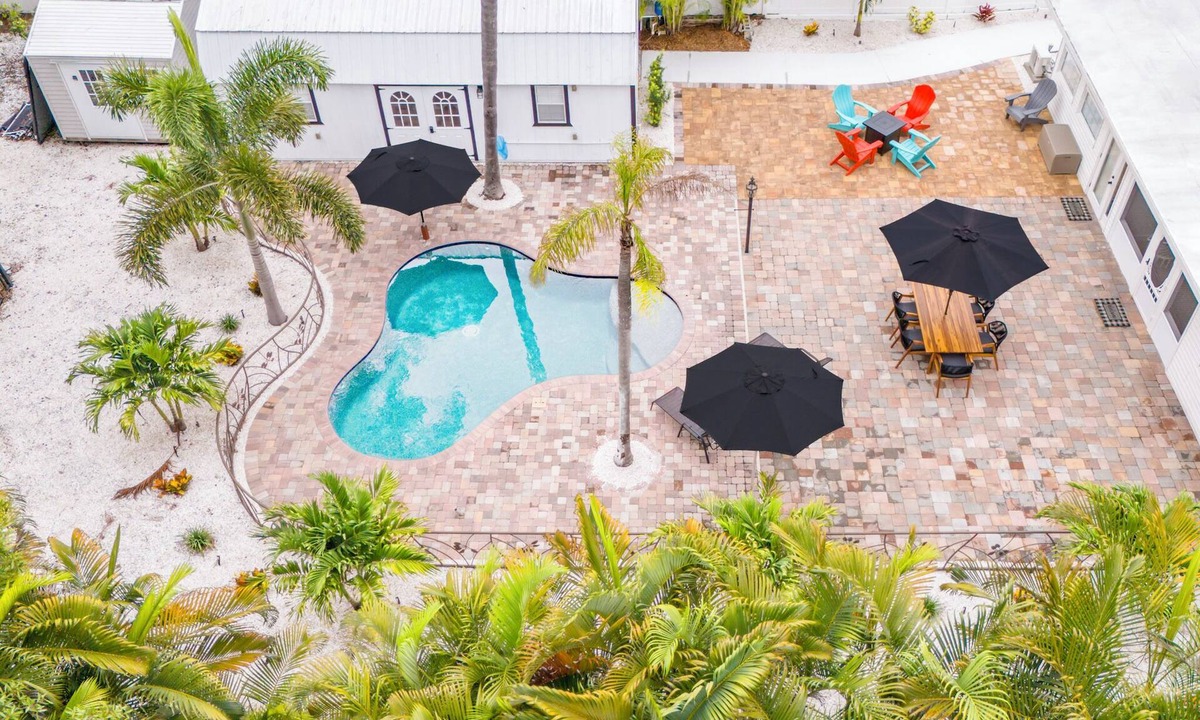Sarasota House | Sarasota Stay. Heated Saltwater Pool+Cottage