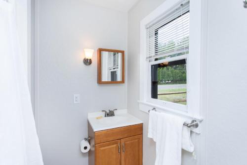 Malta Hotel | Saratoga Cabins