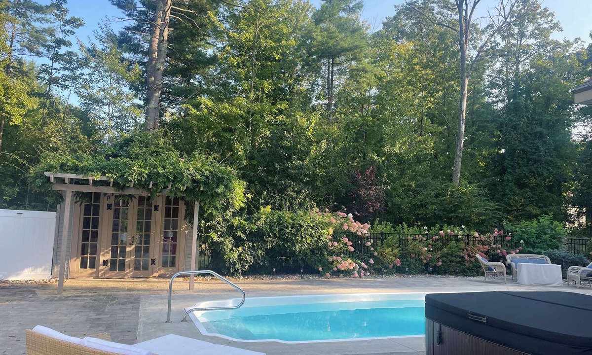 Malta House | SARATOGA personal OASIS w/POOL , HOTTUB, Pool Table 8 MINS to TRACK/SPAC