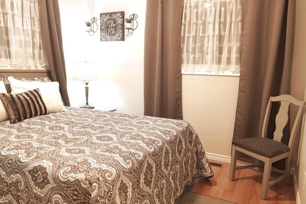 Sarnia House | Sarnia Central Six - BIG 6 BR 2 BA - patio and BBQ