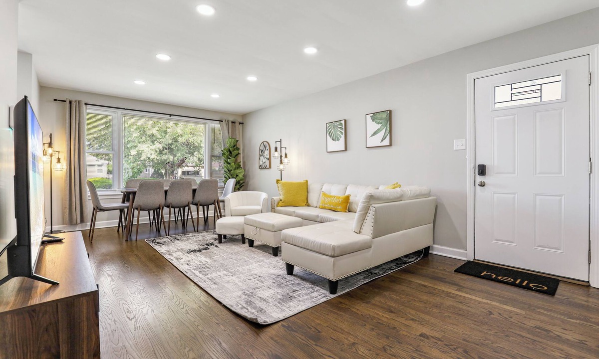 Skokie House | Sassy Stokie Stay: 3 BR+2BA Cozy Charming House w/Fenced Yard