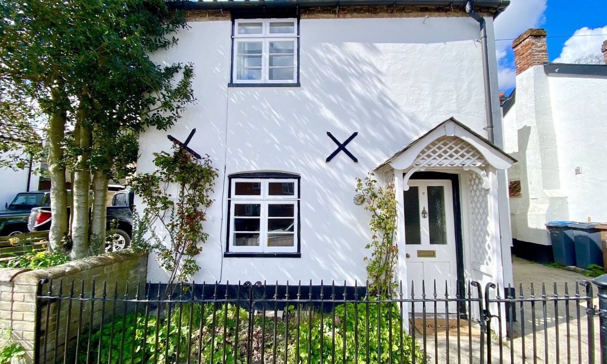 Westleton Cottage | SATIS COTTAGE, WESTLETON, pet friendly, with open fire in Westleton