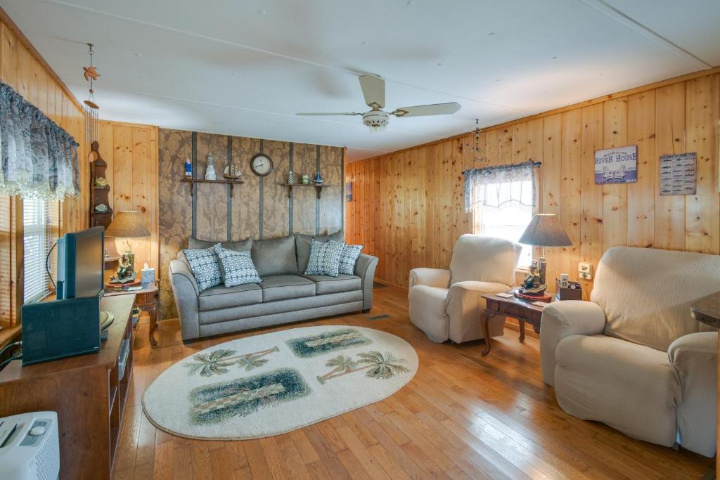 Satsuma House | Satsuma Home w/Fire Pit + Dunns Creek Access!