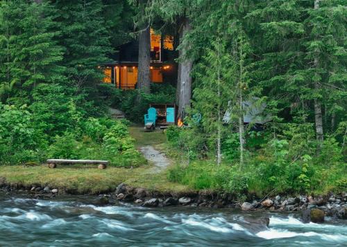 Darrington House | Sauk River Cabins - Hot tub - Firepit