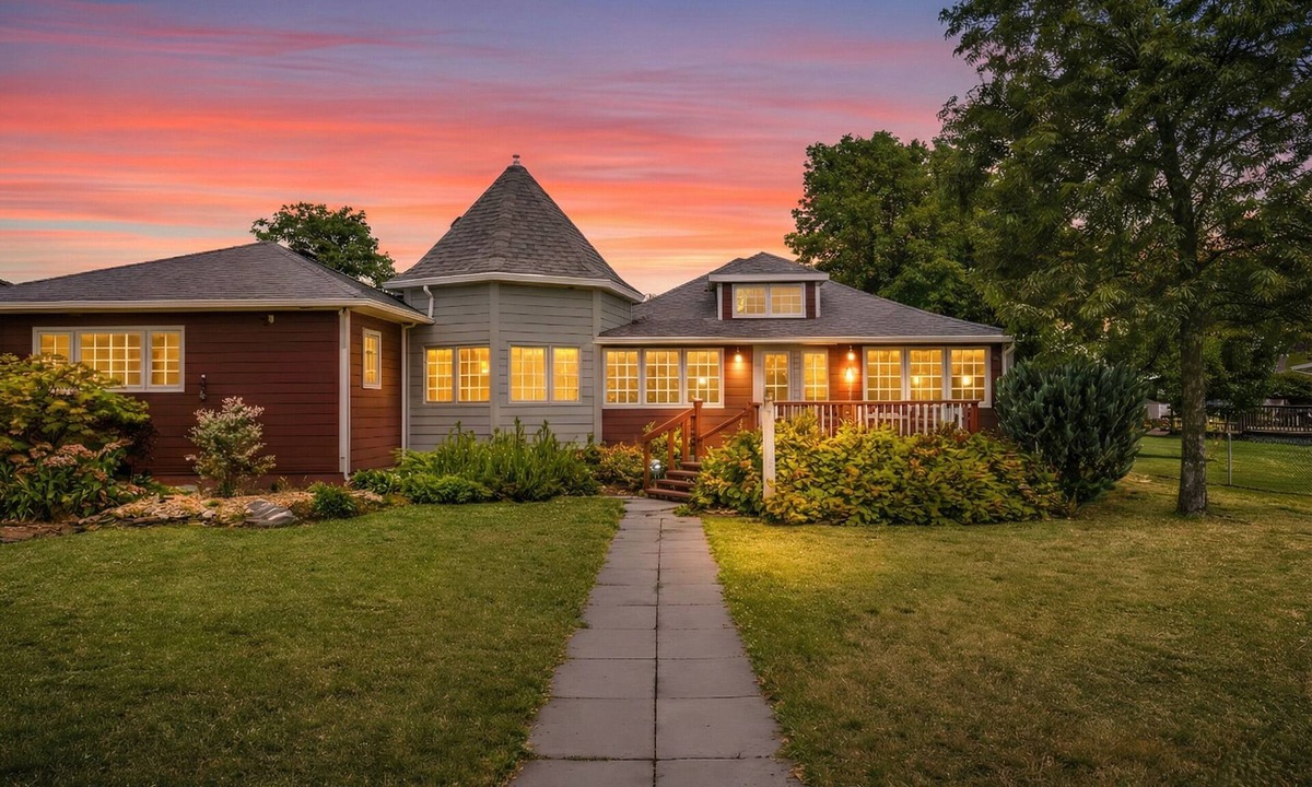 Winnipeg Beach Cabin | Sauna, Pizza Oven, BBQ, Easy Lake Access & Parking for Trucks & Trailers