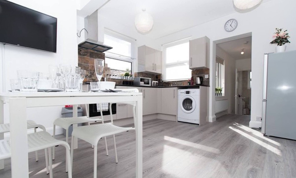Marlborough Apartment | SAV | 4 Bed Town House | Harrow