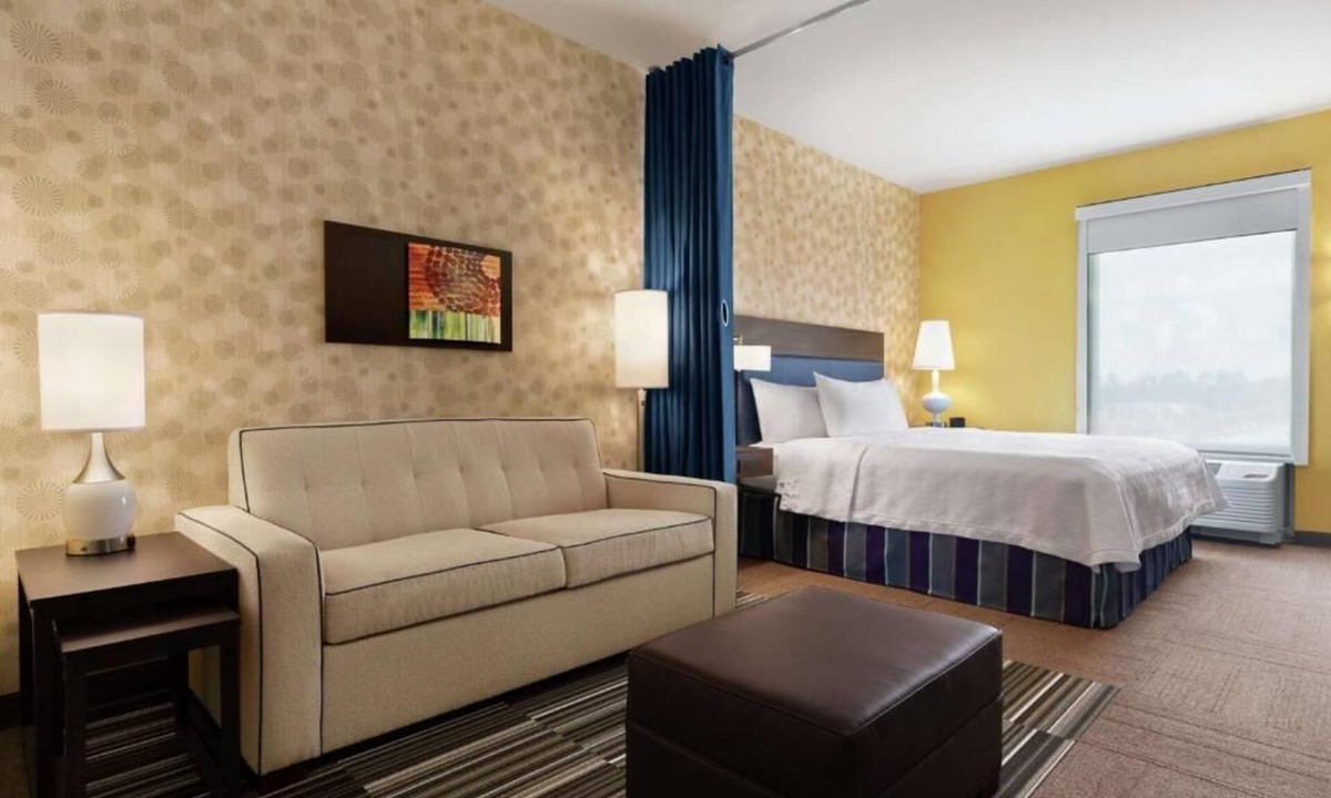 Pooler Hotel | Savannah Bliss Awaits! Kitchen, Onsite Pool, Free Breakfast, Pets Allowed