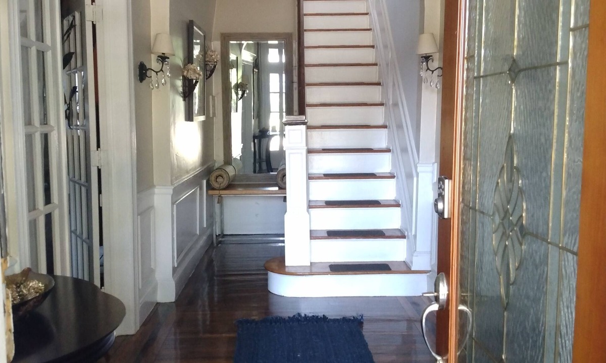 Pennsauken House | Savannah East (5 minute dr to Center City Phila, sleeps 22,compli prkg 8 cars)