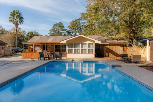 Garden City House | Savannah Getaway with Private Pool, Porch & Deck