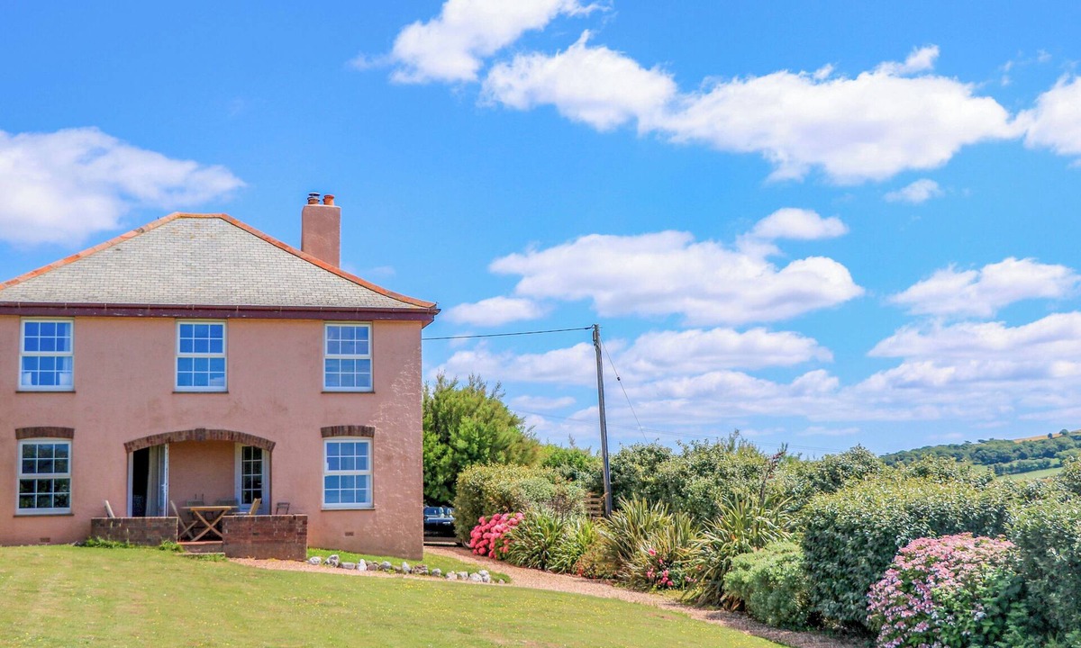 Thurlestone Cottage | SAVERNAKE, pet friendly, with a garden in Thurlestone