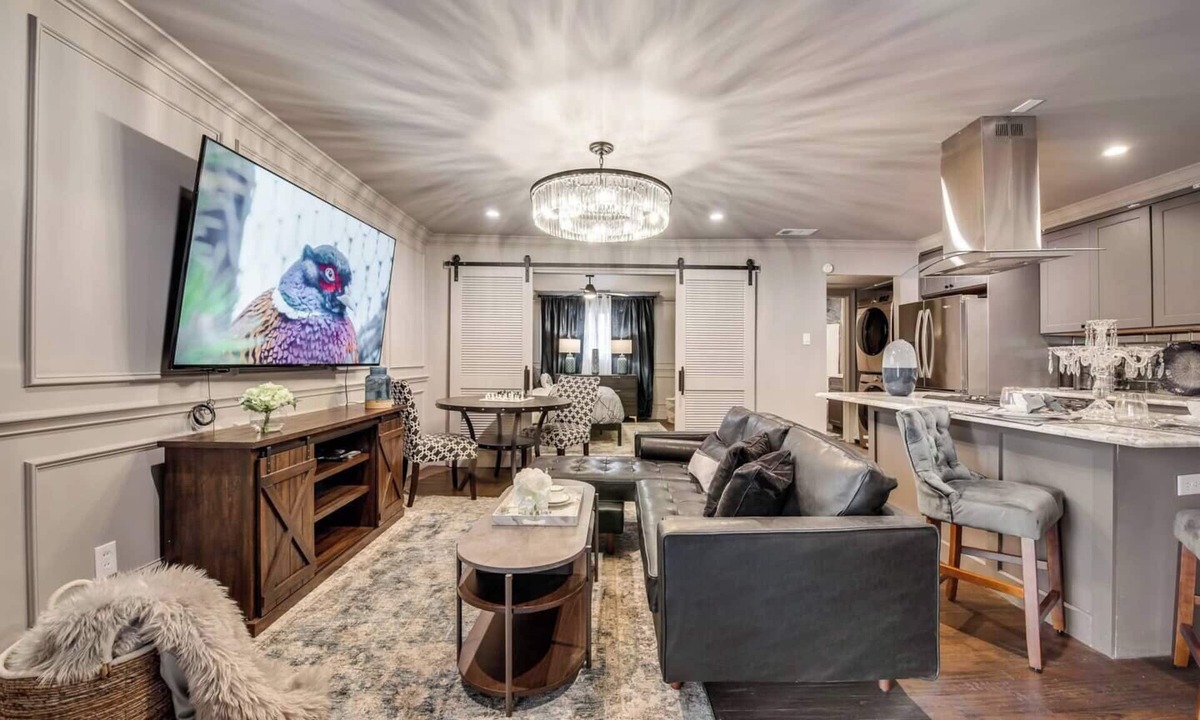 Peak's Suburban Addition Condo | Savor your stay in this elegant Dallas retreat, blending modern comforts with historic charm. Enjoy high-speed Wi-Fi, a smart TV, luxurious king bed, marble finishes, and an award-winning courtyard oasis.