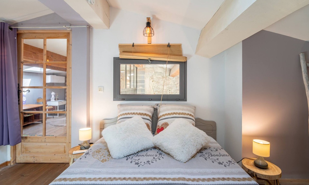 Villeneuve-les-Montreal Bed & Breakfast | 'Savoyarde' Room with Shared Pool, Wi-Fi and Air Conditioning - Villeneuve-lès-Montréal