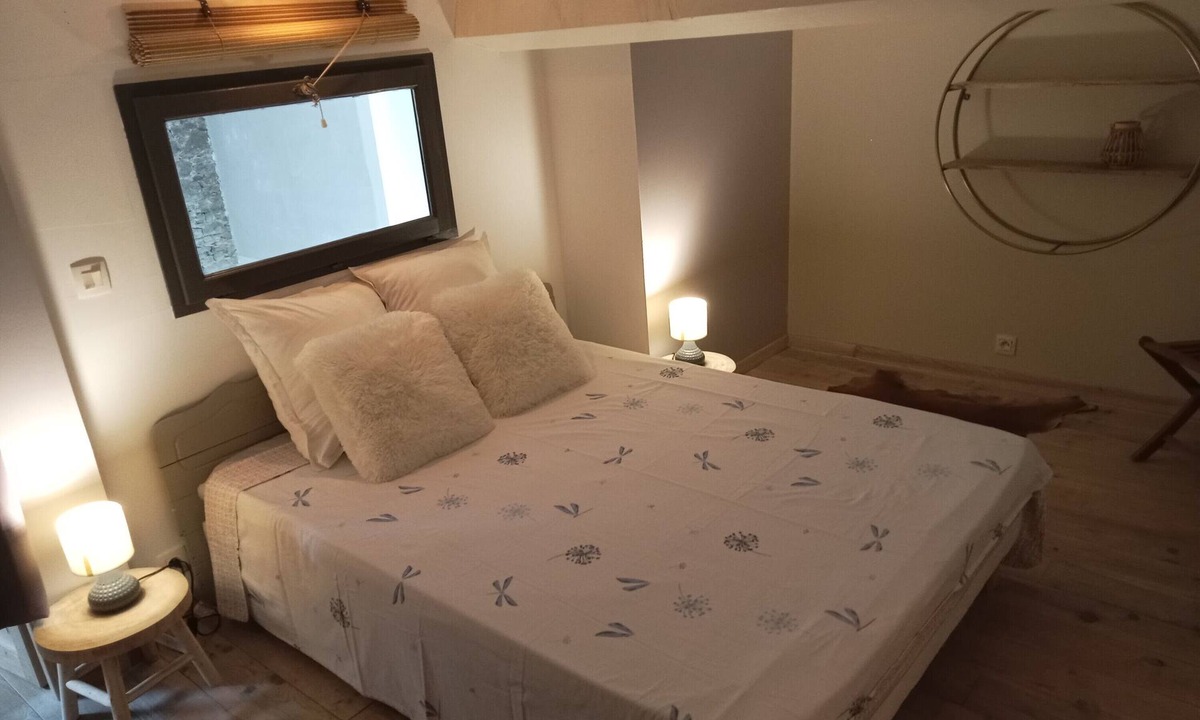 Villeneuve-les-Montreal Apartment | 'Savoyarde' Room with Shared Pool, Wi-Fi and Air Conditioning - Villeneuve-lès-Montréal
