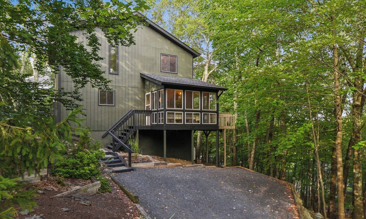 Bushkill Ski Chalet | Saw Creek Chalet Indoor Pools Firepit Deck Gas Grill By Bushkill Falls