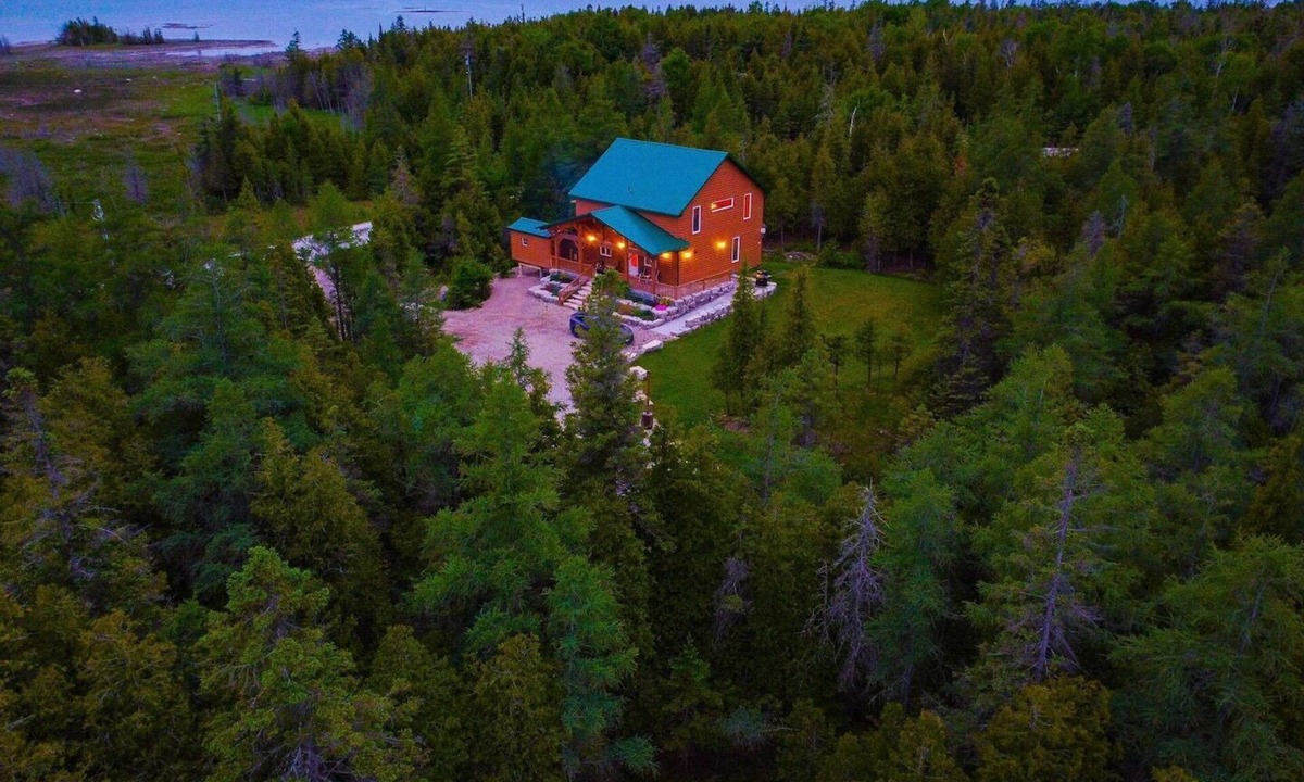 South Bruce Peninsula Cabin | Saw'N Loggz | Log Cabin | SAUNA | AC | Rustic