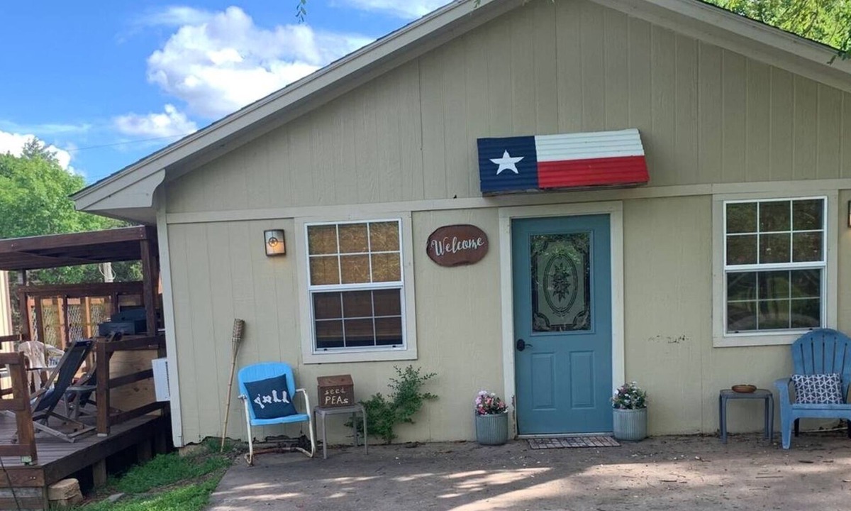 Pottsboro House | Saykm Bungalow Lake Texoma walking distance to sandy beach & boat ramp