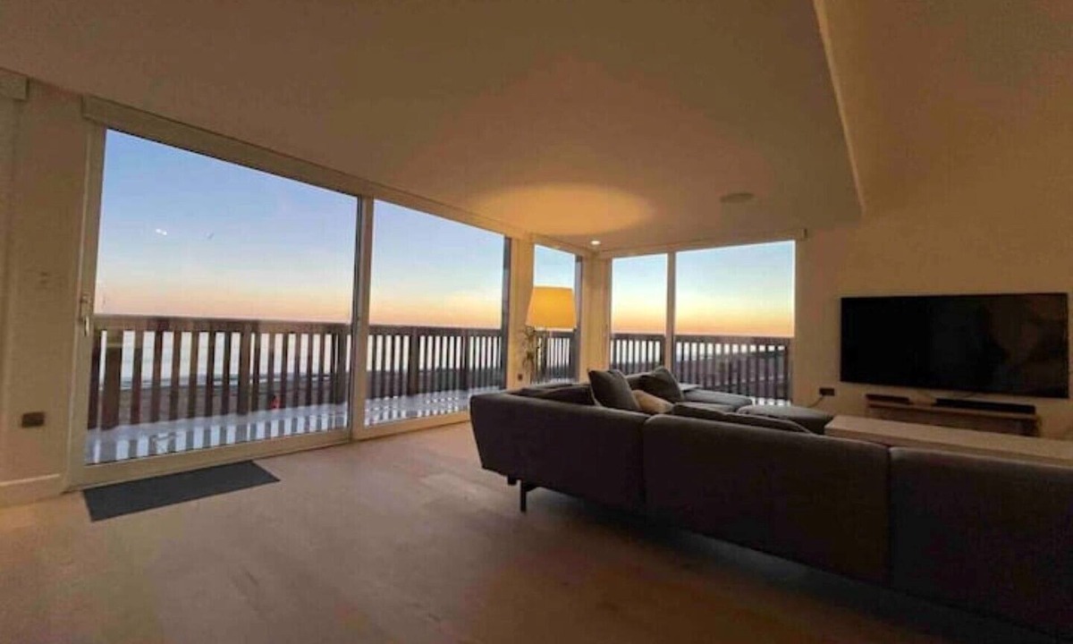 Shoreham-by-Sea Villa | Scandi Beach