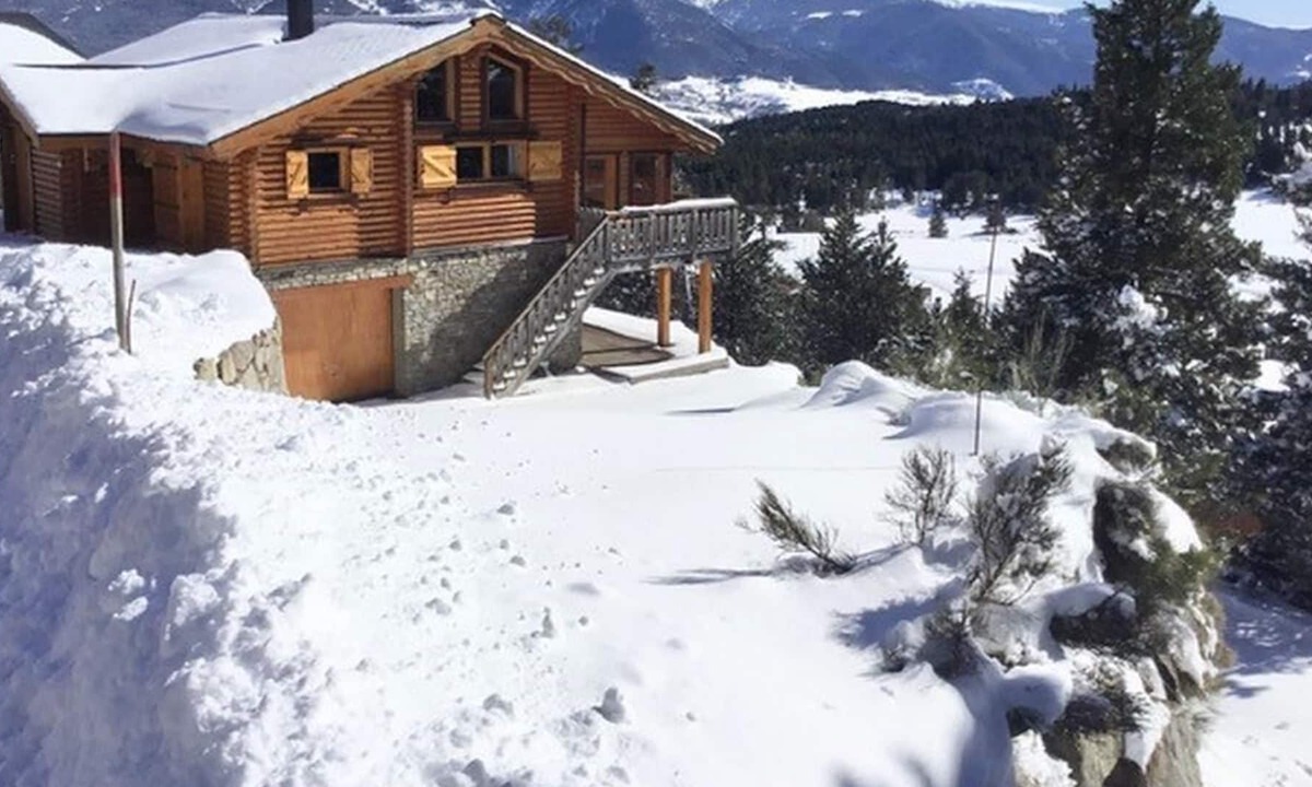 Pyrenees 2000 Ski Chalet | SCANDINAVIAN CHALET ** ALASKAN ** STANDING
