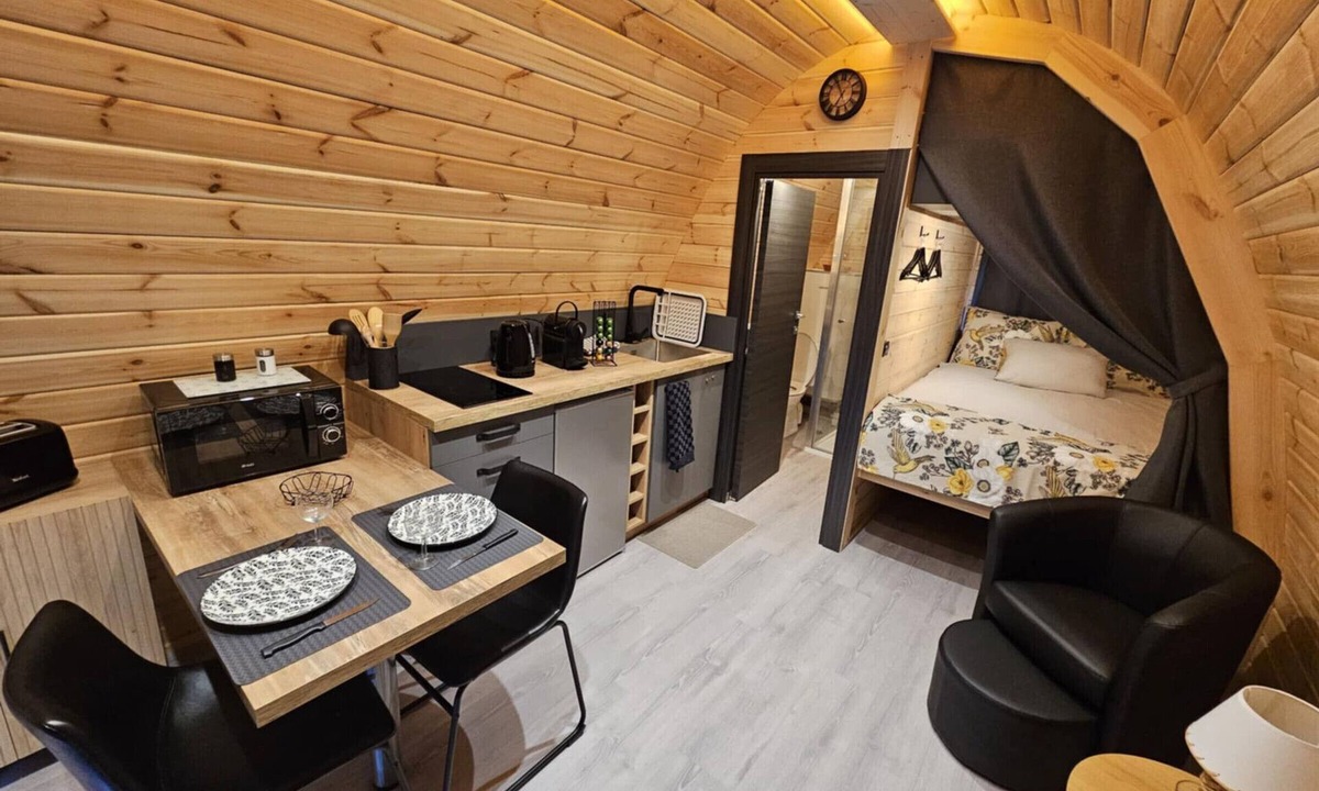 Rainville Cottage | Scandinavian wooden pod for 2 people with WiFi