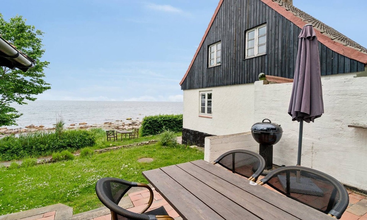 Hasle House | "Scarlet" - 5m from the sea by Interhome