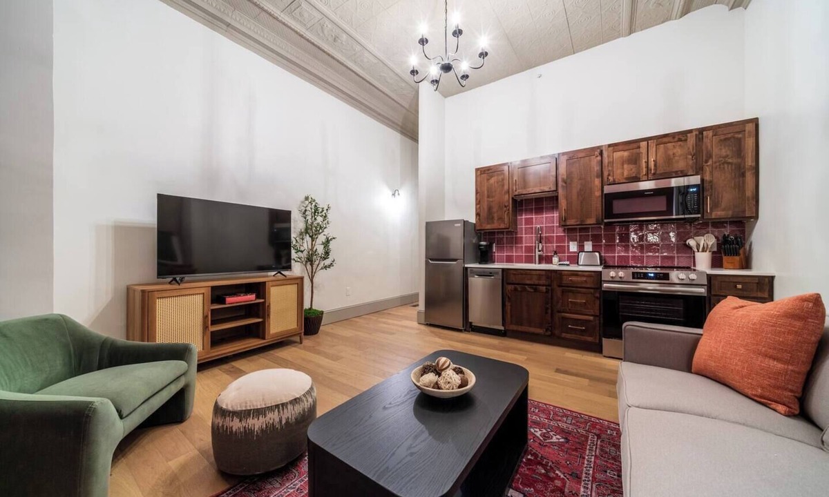 Sedalia Apartment | Scarlet Suite