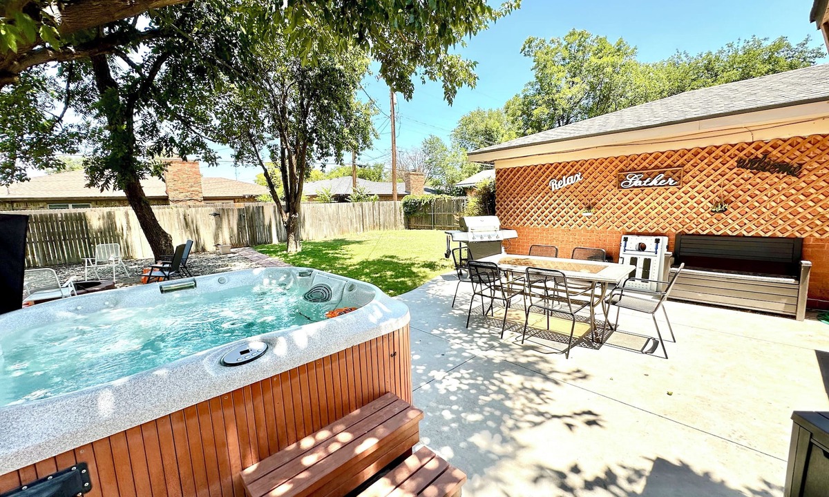 Lubbock House | Scarlet Sunsets + Hot Tub + Game Suite + 5BR Sleeps 18 + Central LBK