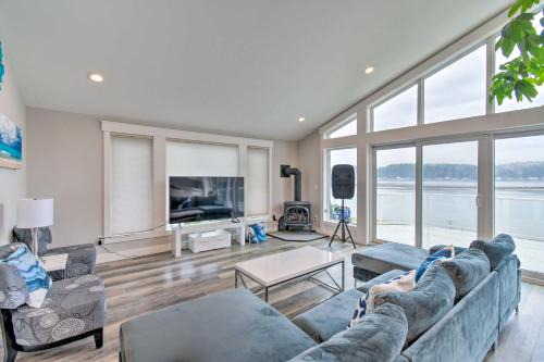 Allyn-Grapeview House | Scenic and Spacious Getaway on North Bay with Deck!